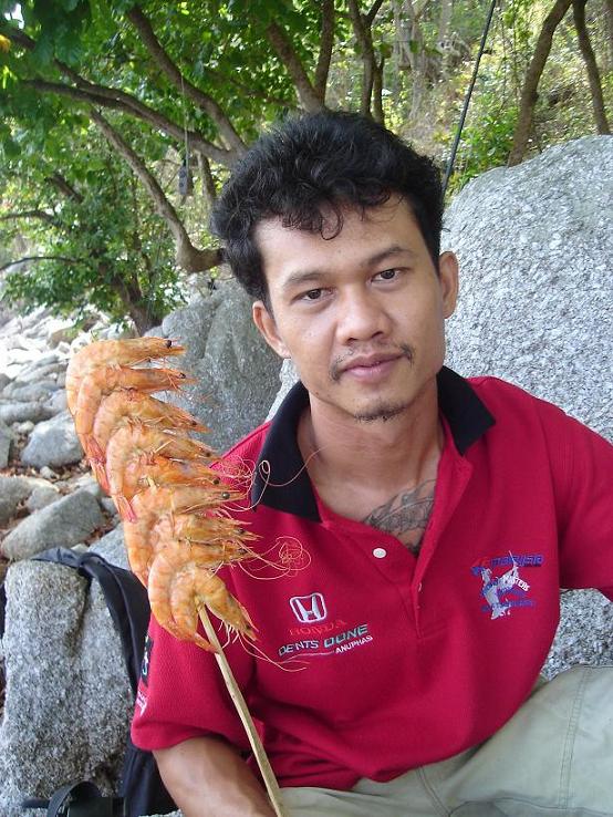 เมนูวันนี้   กุ้งยาง  เสียบไม้ ..  ไม้ละ 2 ร้อย เอามัยๆๆ .. :laughing: