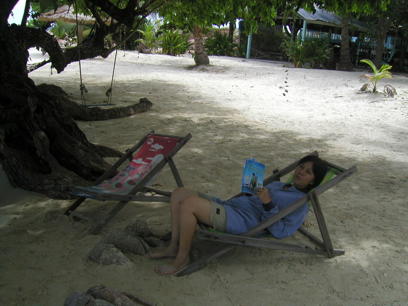 สาวๆนอนอ่านหนังสือ พอแดดเริ่มอ่อนลง ผมก็แยกตัวไปตกหมึก 
พรุ่งนี้มาต่อนะครับ :grin: :grin: