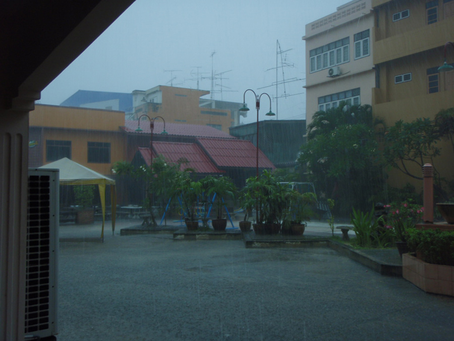 ทานข้าวไป ฟังเสียงสายฝนหล่นแบบหนักหน่วง....
อากาศเย็นสบายๆ....ไปนอนดีก่า...ตื่นมา ฝนคงหยุดแล้ว ภาวน