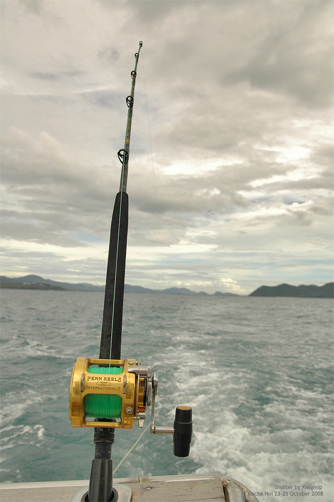 เรือลำนี้อุปกรณ์ทรอลลิ่งเยอะๆ มาก มีทั้ง Outrigger,Downrigger รู้งี้ไม่ต้องขนชุดทรอลลิ่งมาให้หนัก 