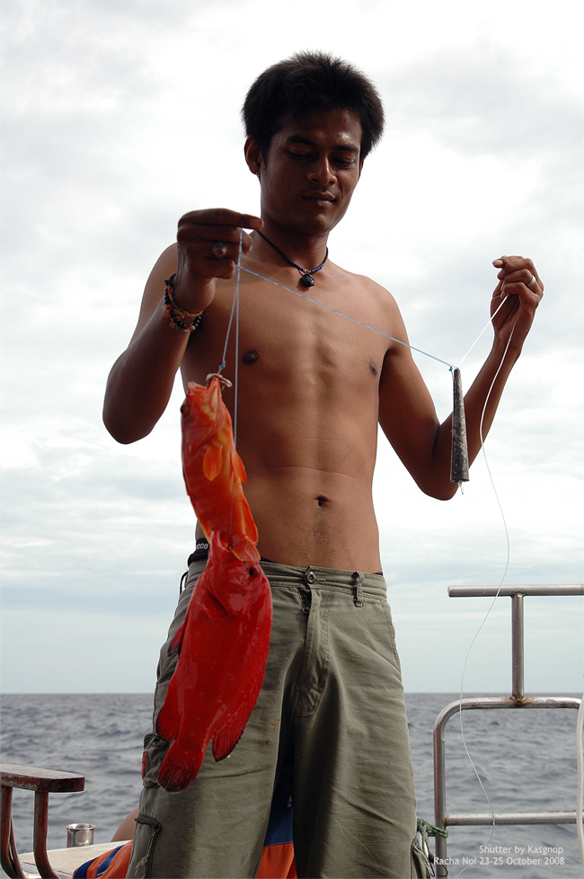 หวัดดีคับ น้า BIG+FISH

เด็กเรือก็สอยแบงค์ร้อยขึ้นมา อีก 2 ใบ  :grin: