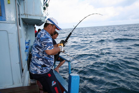 ถึงหมายเรือปั้นจั่นจม
ตกปลาอั่งเกย
ชายอ้วน งัดมันส์เลย