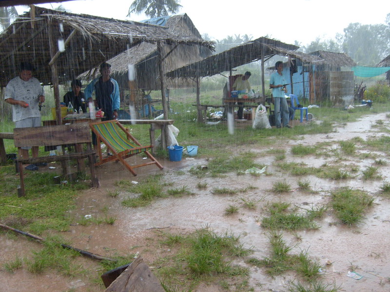  :mad: :mad:
ตกได้แป๊ป เดียว ฝนก็เทลงมาซะงั้นอ่ะ  ช่วงนี้เป็นอะไรไม่รู้ออกทริพโดนฝนกะหน่ำ สองที่เลย