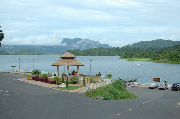 บรรยากาศก่อนลงเรือครับ สวยงามจริง ๆ