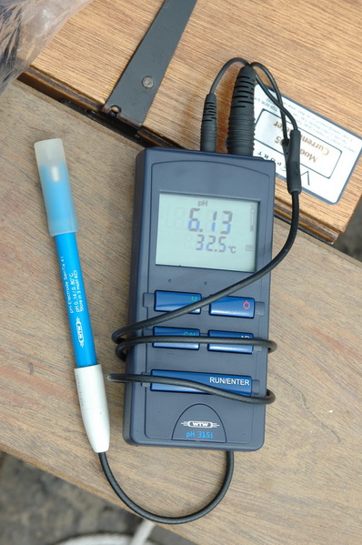 เครื่องมือของผมเองครับ
pH meter ตรวจวัดใน field
เก็บตัวอย่างน้ำเพื่อทำ Alkalinity