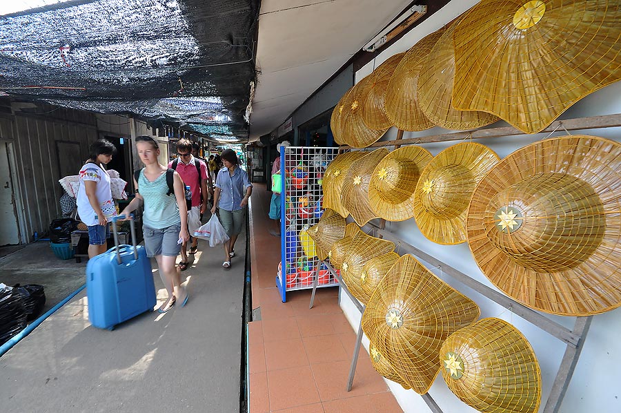 ตลาดบางเบ้า ผู้คนค่อนข้างเยอะ มีของขาย สำหรับ ของฝาก ชาวต่งชาติ ส่วนมาก เป็นของพื้นบ้าน และบางอย่างท