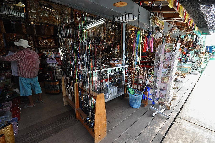 แล้วเรา ก็มาเจอ ร้านขายอุปกรณ์ ตกปลา เอ้าๆๆๆๆ รีบๆซื้อ จะได้ไปกันซ่ะที  :laughing: :laughing: :laugh