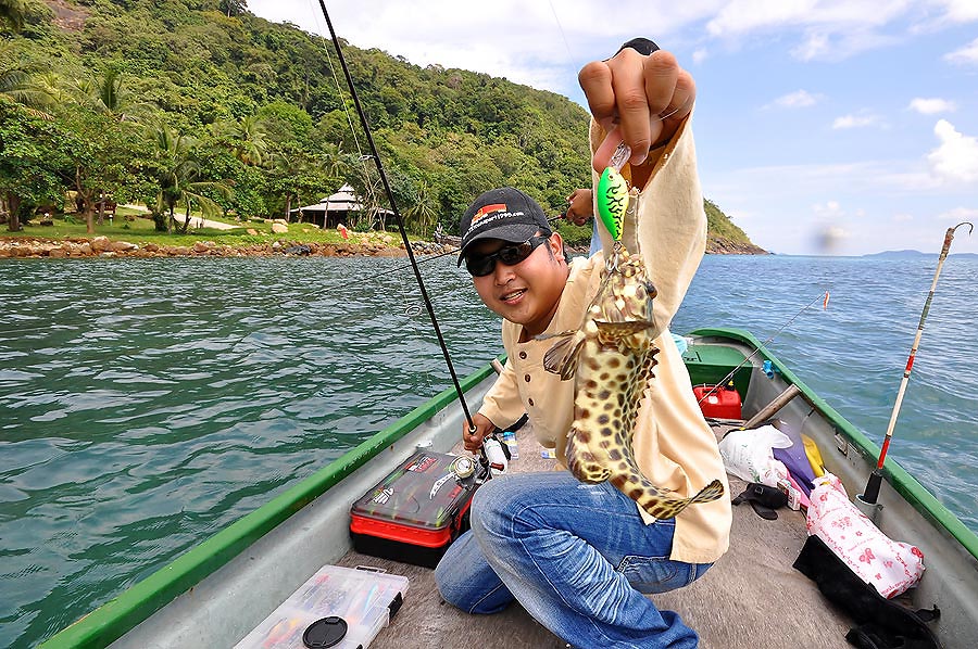 ภาพมันอาจจะซ้ำๆ ไปหน่อย ก็เนื่องจากว่า เรือ ลำใหญ่ มากครับ ไม่กล้ากระดิกไปไหนเลย เอิ้กๆๆๆๆๆๆๆๆๆๆๆๆๆๆ