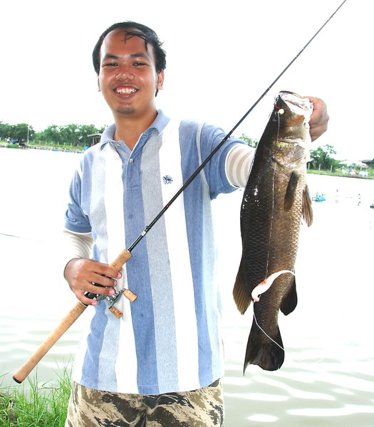 ตาเจมส์ตีไปตีมาได้กระพงสีแปลกๆ ตอนแรกนึกว่ากระพงดำครับ :laughing: