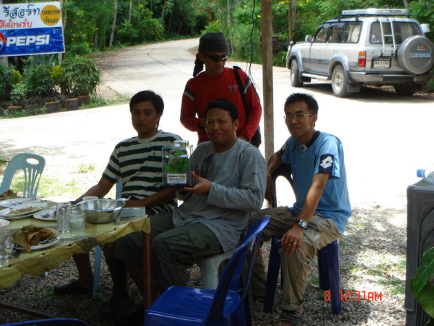 ทีมงานโคราชก็มาร่วมงานครับ.นำทีมโดยน้าเต่า 100 โล.น้าลวดหนาม.น้าสมยศ.ฯลฯ

                        