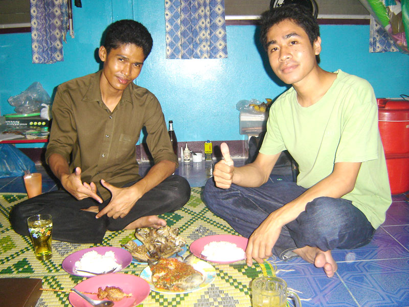 วันต่อมา 

กุเลานึ่งมะนาวกับ กระสูบทอดกรอบๆ             :umh: