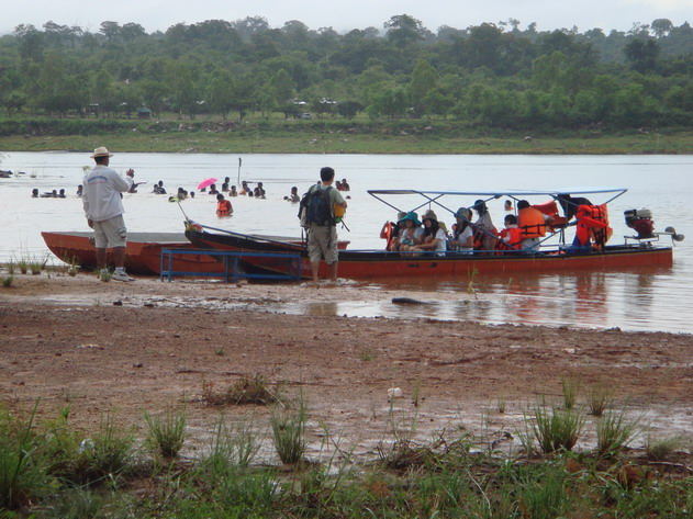 ภาพนักท่องเที่ยวนั่งเรือไปชมนกงูครับ.

    :love: :love: :love: