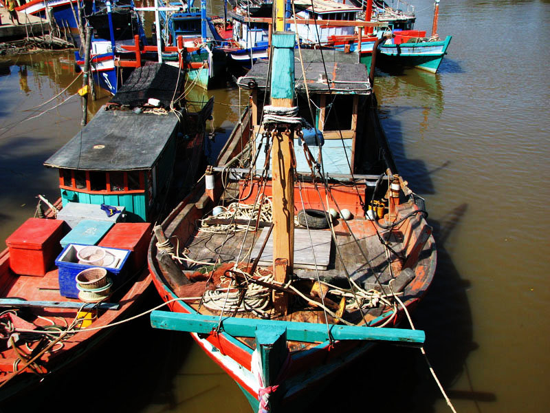 บริเวณท่าเทียบเรือ บ้านปากบางสะกอม  เรือประมงจอดอยู่เต็มเลยช่วงนี้ทะเลมีคลื่นจัด ไม่มีใครออกไปตกปลาก