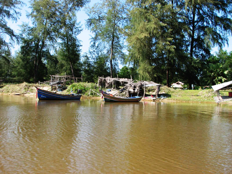 มองเห็นเรือเล็กจอดอยู่เพียบเลยที่ช่ายฝั่ง :smile: