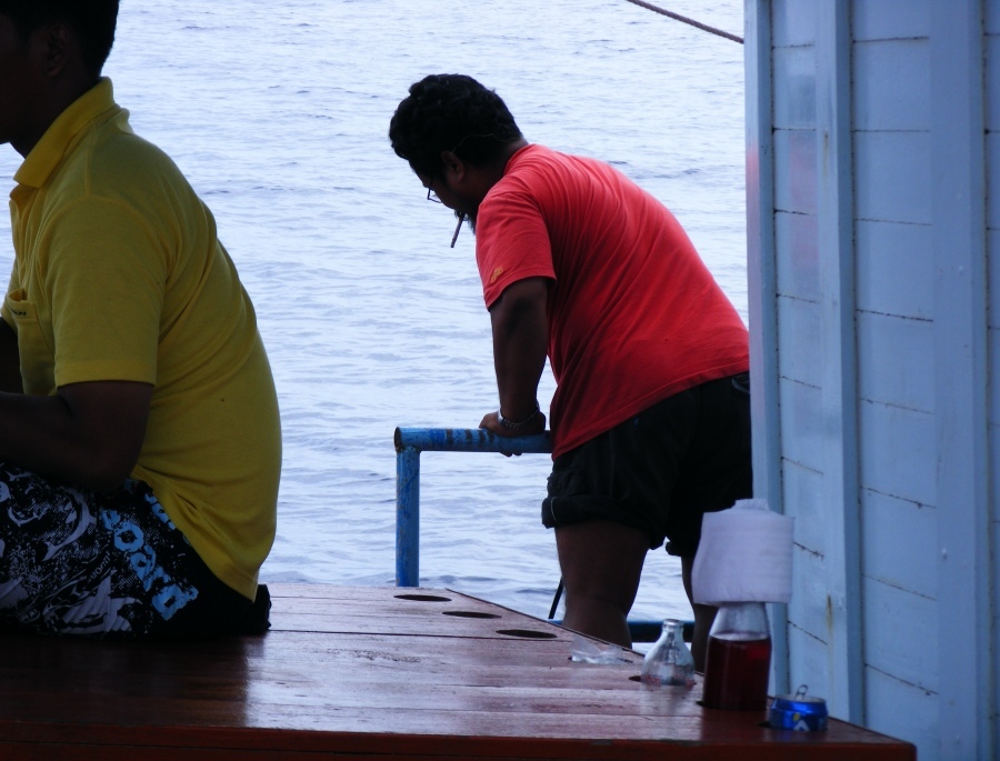 อีกรูปตอนจอดเรือเทียบกันแล้วน้าเขากำลังอัดปลาโฉมงาม :laughing: :laughing: :laughing: