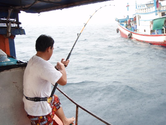 เรือลำข้างๆเป็นเรือของไต๋วุฒครับ 