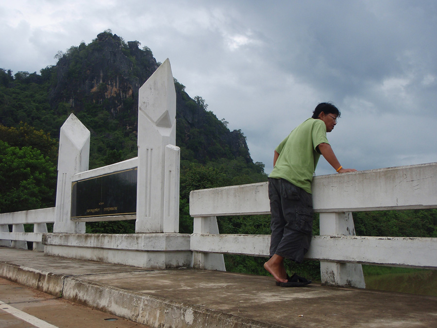 มาถึงสะพานบริเวณต้นน้ำเขื่อนปราณ.....
ป๋าอ๊อดรีบออกไปเช็คสภาพทันที....
 :smile: :smile:

ลองดู ๆ