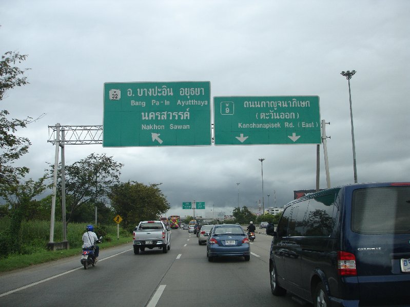 แยกเข้าสายเอเชียแล้วครับ   แต่ดูด้านหน้าผมซิครับอะไรมันรออยู่มืดอย่างนั้น... :ohh: :ohh: