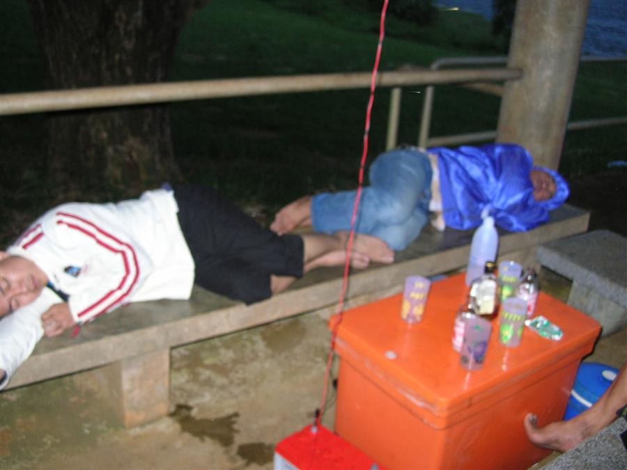นอนเฝ้าขวดกันเลยเนาะ หนาวไม่หนาวก็ดูเอาเองครับขดยังกะปลาหลด :laughing: :laughing: :laughing: