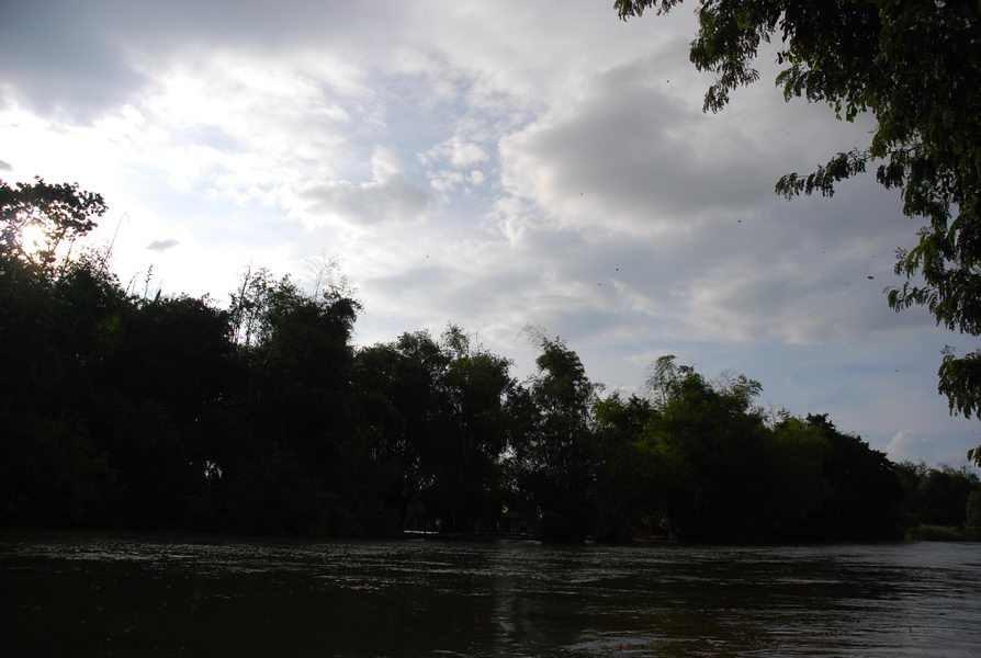 ผม : น้าสิทธิ์ติดเสื้อกันฝนมาอะป่าว 