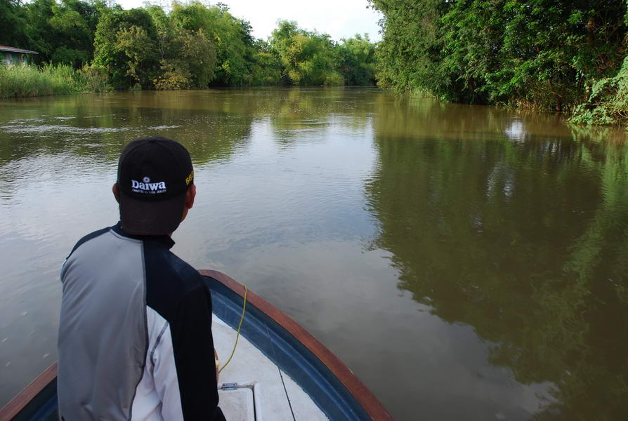 ขณะที่เรือค่อยๆแหวกผิวน้ำไปเรื่อย