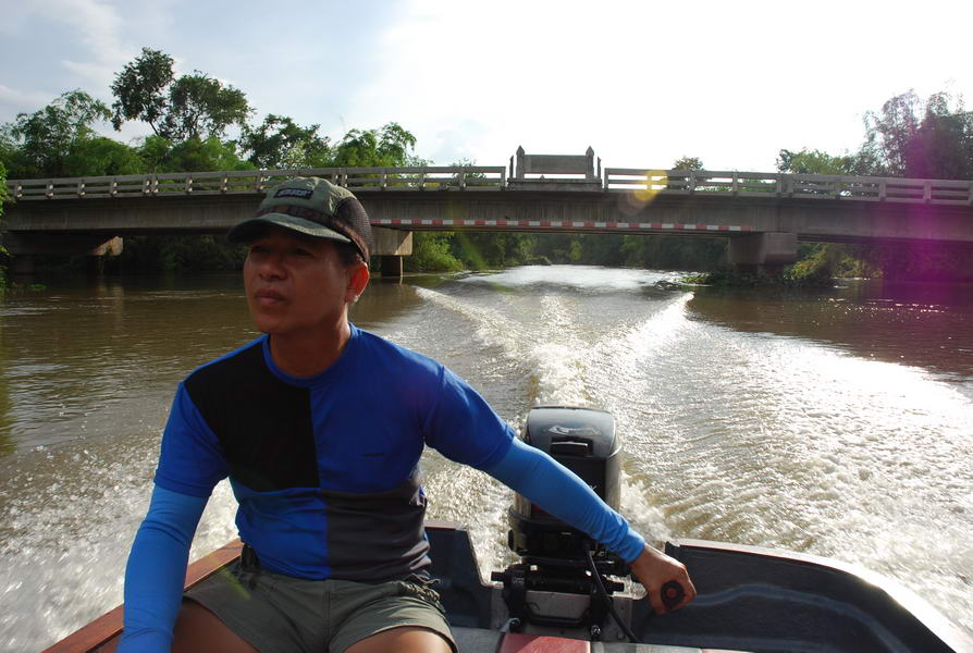 บรรยากาศในลำคลองเงียบสงบดูเป็นธรร�