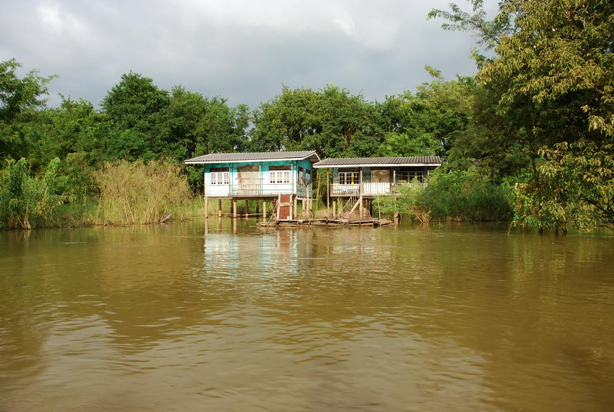 บ้านเรือนชาวบ้านก็ยังพอมีให้เห็นใ�