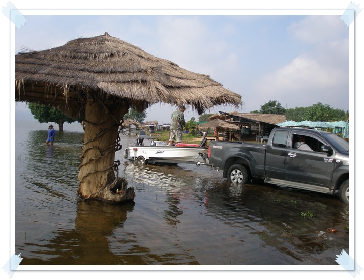 ไม่รอช้าครับ ถอยเรือลงทันที....