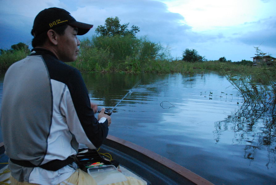 น้าสิทธิ์ทดลองตีเหยื่อไปรอบๆครับ  :smile: :smile: :smile: