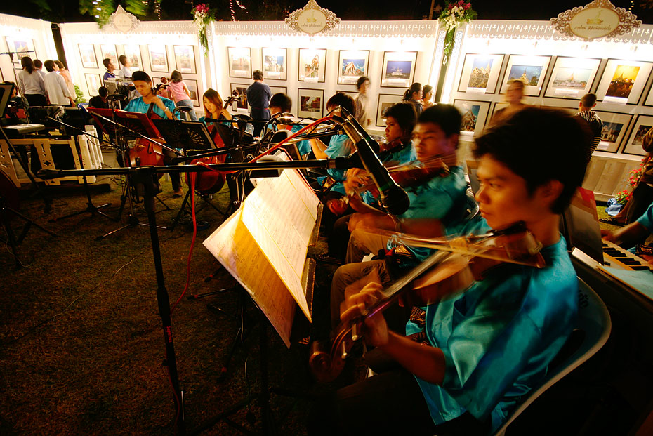 ดนตรีของ ม.ราชภัฎ บรรเลง พร้อม คณะประสานเสียงของ ร.ร.ดัดดรุณี  ร้องเล่น เข้ากันอย่างน่าชื่นชม