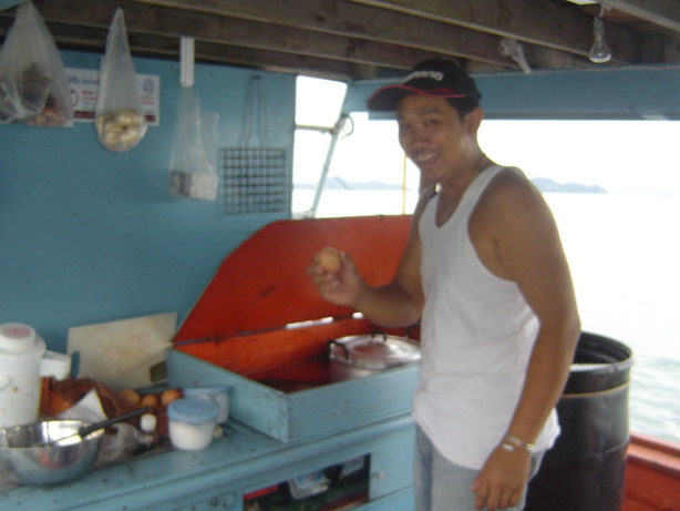 เรือออกจากฝั่งโกเปิ้ลแปลงร่างเป็นพ่อครัวทันที
กระเพราไก่ ไข่ดาวอาหารมื้อแรกบนเรือครับ