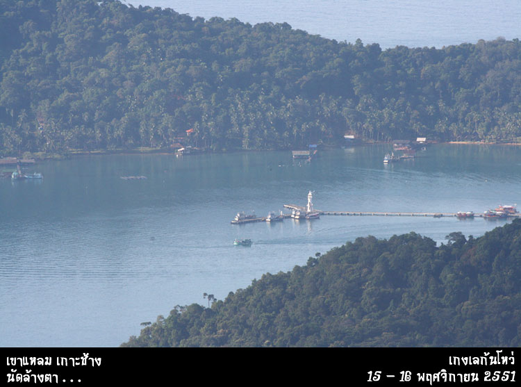บางเบ้ายามเช้าถ่ายภาพกลุ่มหมอกหนาที่ลอยขึ้นมาจากด้านล่างหุบเขา
