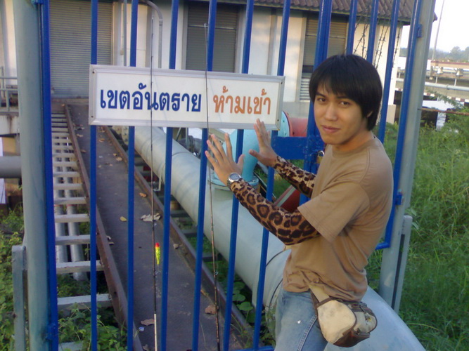 ไม่รู้น้าโจเปนโรคอะไรพอเห็นป้าย....
ขอถ่ายแบบทะลึ่ง...ซักหน่อย.......
(จริงๆแล้วพวกผมก็ไม่ได้เข้าน