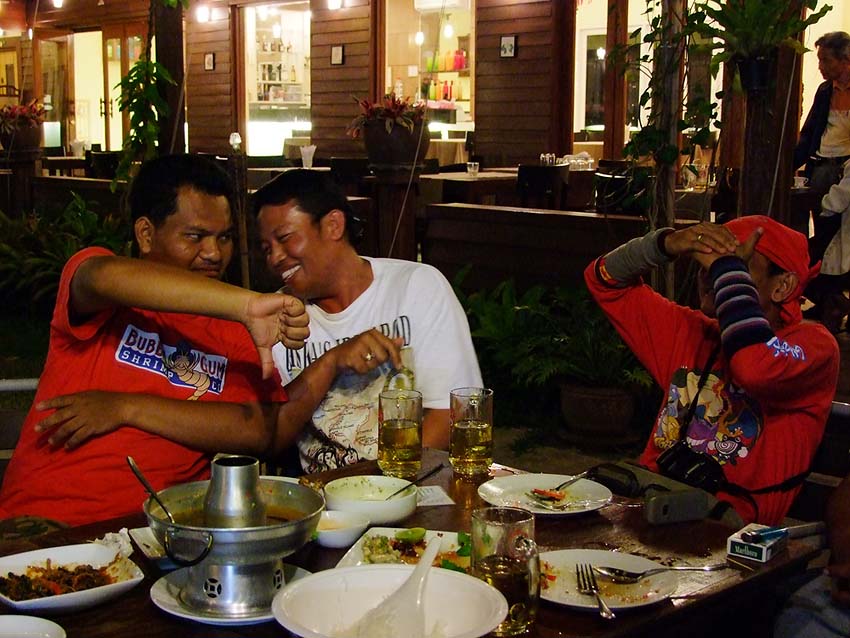บรรยากาศ อบอุ่น อาหารอร่อย เพื่อนคุยถูกใจ ชนกี่แก้วก้อไม่เมา :cheer: :cheer: :cheer:

************