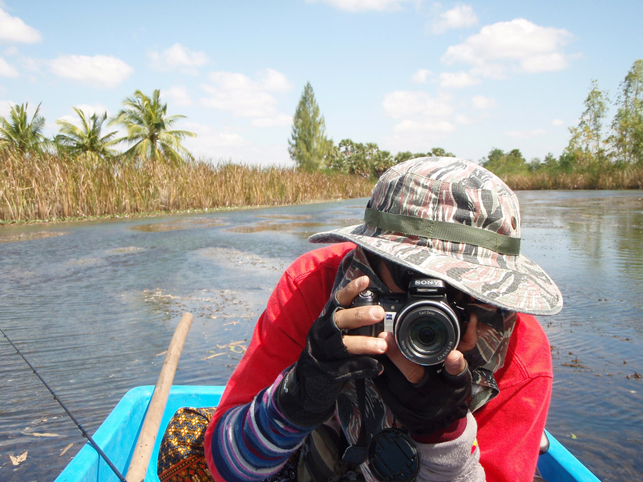 ยกเรือข้ามฝั่ง ล่องเข้าไปด้านในอีกซักหน่อย....
ได้แต่เหงาเงียบ....นั่งถ่ายรูปเล่นกันเพลิน สองคน ก๊ะ