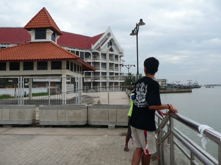 เดินมาถึงท่านต่อไปคุยกับแกก็ตกปลาไปเปลี่ยนเหยื่อไปเรื่อยๆได้จังหวะเลยขอดูปลาที่ตกได้ซะเลย แกว่าวันนี