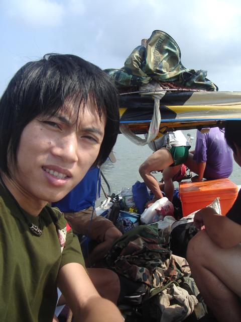 ออกเดินทางจากชายหาดแหลมสิงห์ครับ สัมภาระเต็มลำเรือตอนนั้นใช้เครื่องเรือหางยาวใส่เรือไฟเบอร์พี่ๆเค้าโ