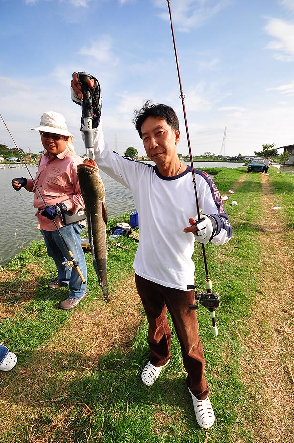 หล่อเลย   มาตกกระพง

แต่ได้ปลาช่อนกันด้วยยยยยยยยยยย  :grin: