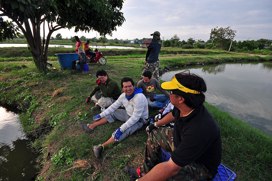 พระอาทิตย์ ใกล้ตกดิน  แล้ววววว  

ได้ปลากันทุกคน 

ก็นั่งพักเหนื่อยกันค่ะ :smile: