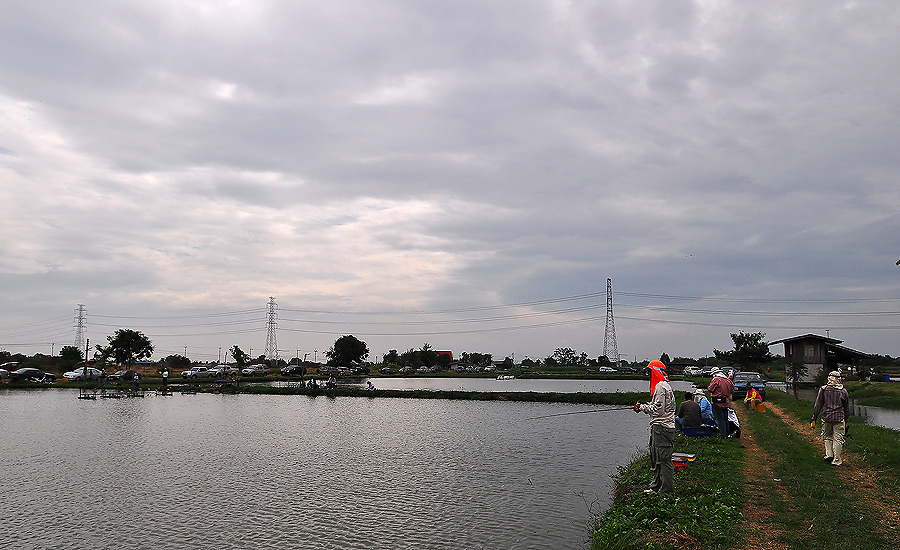 บรรยากาศ โดยรอบ ช่วงประมาณเที่ยง ส่อเค้าว่า ฝนจะตก  :laughing: :laughing: :laughing: :laughing: :lau