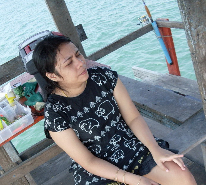 หน้าตาคนง่วงนอน  ตื่นมาเฝ้าน้ำขึ้นคนเดียว