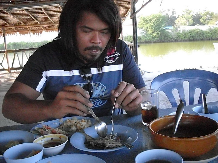 อย่าถามถึงปลาผม  แค่รู้ว่า  ผมมากินข้าว

ส่วนป๋าฝัด  แห้วครับ  บ่อนี้ :laughing: :laughing: :laugh