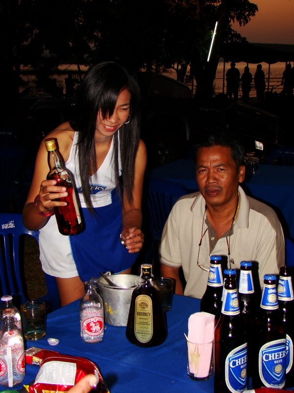[q]นุ๊ก....รูปเด๊ดของป๊าเสนาะกับสาวเชี