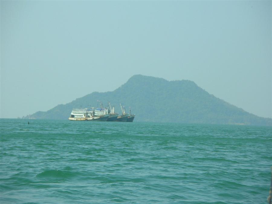 เรือใหญ่เค้ายังไม่ออกกันเล้ย แล้วเรายังบ้าออกมาทำไมกันเนี่ย ลมก็แรง  :grin: :cheer: