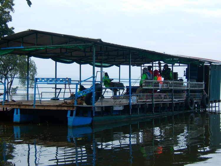 งานนี้เรือไม่พอต้องหาเพิ่ม
น้าเจ้าของแพเลยอาสาพาไปหาเรือค่ะ 

 :grin: :grin: :grin:

 [q]ที่ซุก
