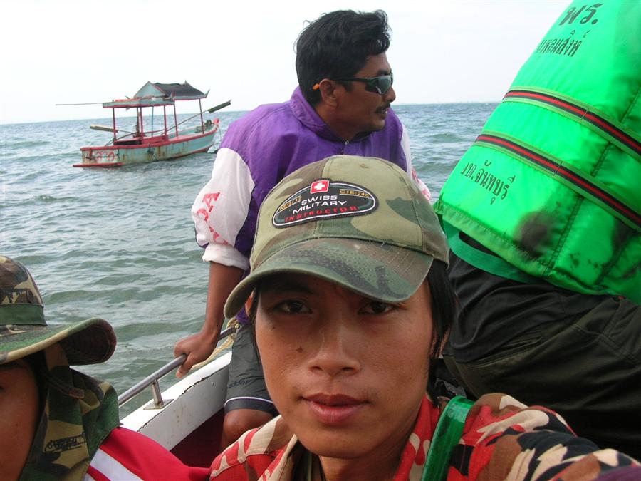 อ๋อเจ้าของเรือ  ใช่ลำข้างหลังรึปล่าวครับ ชื่อเรือนมสาวหรือป่าววันนั้นก็เจอที่เกาะเหมือนกันครับ :grin