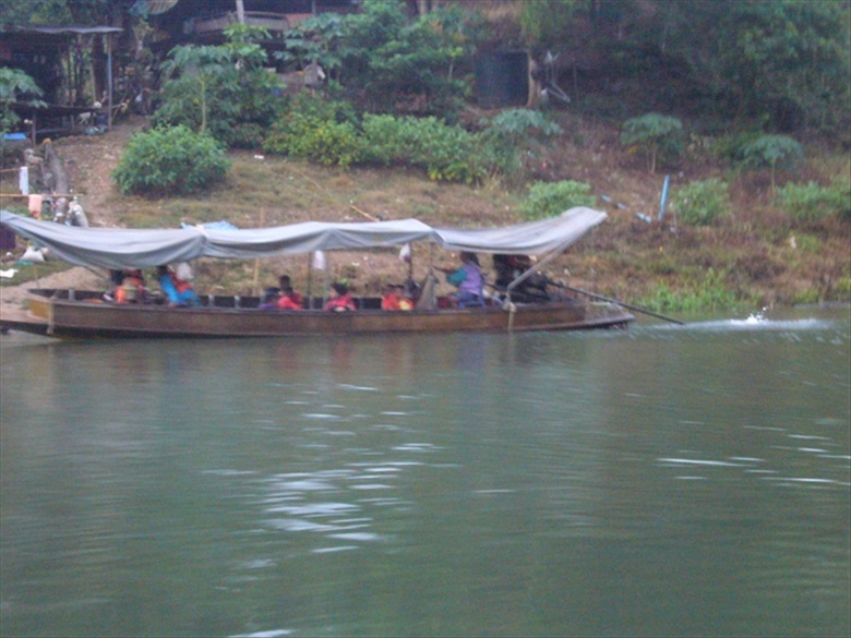 เก็บภาพเรือโรงเรียนมาฝาก....ใครที่เคยเห็นแต่รถโรงเรียนดูนี้เลยครับ.....เรือโรงเรียน.... :grin: