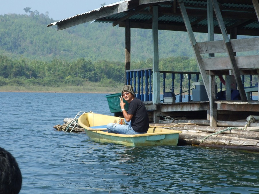 น้องเดียบอก พี่ผมพายเรือวนเล่นรอบแพจนเมื่อยไปหมดแล้วครับ รอปลาพี่อ่ะครับ :laughing: :laughing: