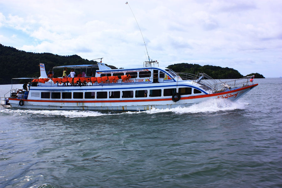 เรือนำนักท่องเที่ยวกลับ  จากที่ได้เยี่ยมชมความงามซึ่งธรรมชาติพร้อมที่จะให้เรามาสัมผัสและชื่นชมตามฤดู