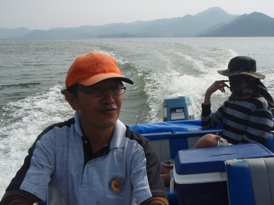เรือเร็ว เรือแรง.....เจอคลื่นแรงๆ จัดๆ...วิ่งสับยอดคลื่นไปเรื่อยๆ หาหมาย....
 :grin: :grin:

ตอนน